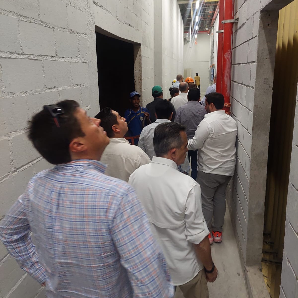 Durante la visita, exploramos la implementación de Distritos Térmicos en diversos proyectos 🏙️, una tecnología que podría transformar la eficiencia energética ⚡ y reducir el impacto ambiental en Ecuador. 🇪🇨 #Innovación #EficienciaEnergética #Sostenibilidad 🌎