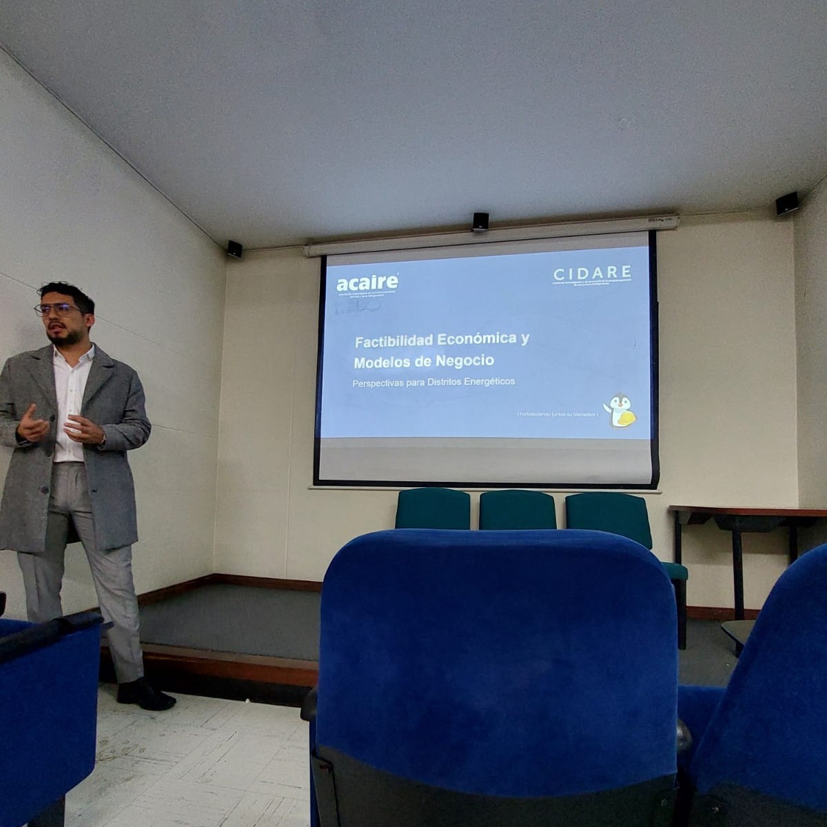 Construpositivo's tweet photo. Durante la visita, exploramos la implementación de Distritos Térmicos en diversos proyectos 🏙️, una tecnología que podría transformar la eficiencia energética ⚡ y reducir el impacto ambiental en Ecuador. 🇪🇨 #Innovación #EficienciaEnergética #Sostenibilidad 🌎 https://t.co/ZOwXy9iaRn