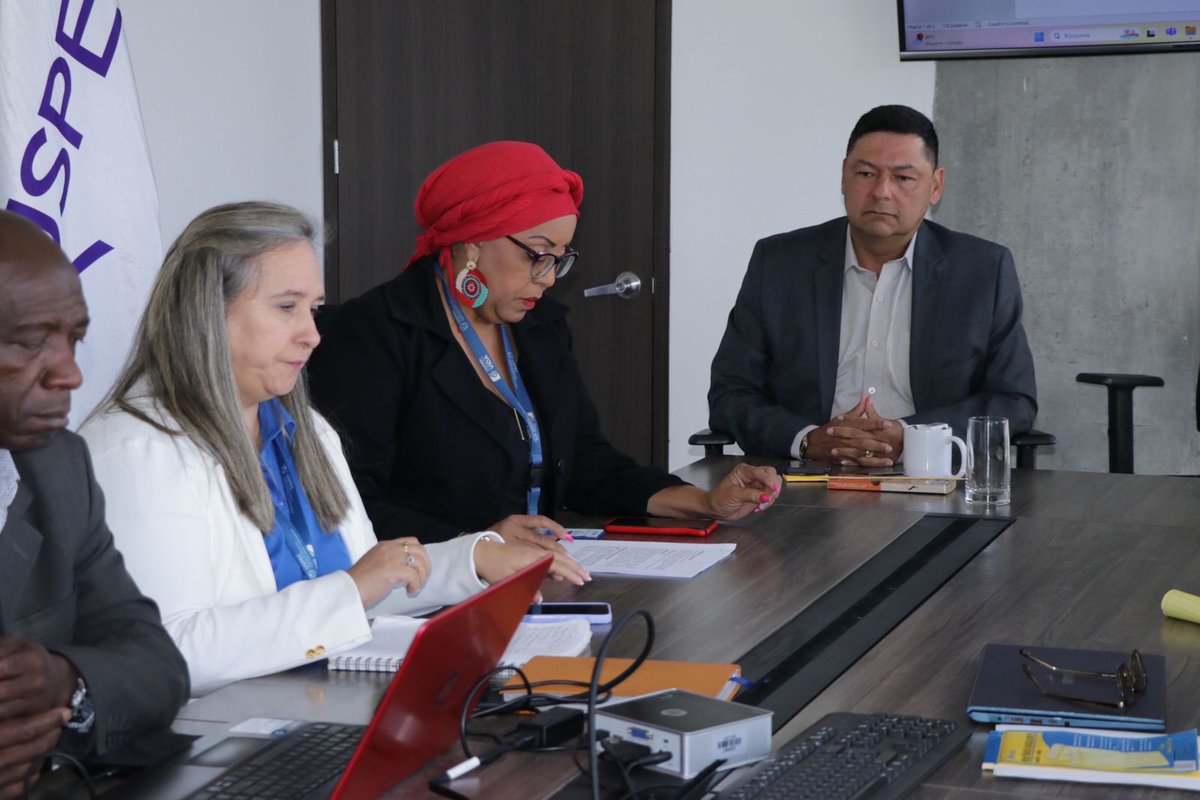 USPEC_Colombia's tweet image. El director gnral. @ludwing_joel y funcionarios de la entidad recibieron la visita de la ministra Ángela M. Buitrago y del secretario gnral. del @MinjusticiaCo Chaid Franco, para buscar alternativas que permitan gestionar más recursos en pro del sistema penitenciario del país 🇨🇴