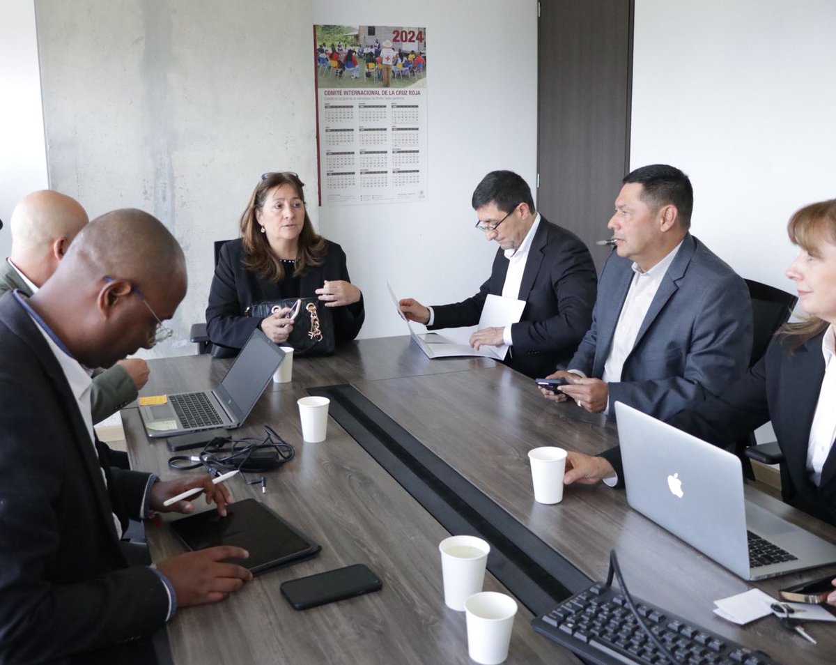 USPEC_Colombia's tweet image. El director gnral. @ludwing_joel y funcionarios de la entidad recibieron la visita de la ministra Ángela M. Buitrago y del secretario gnral. del @MinjusticiaCo Chaid Franco, para buscar alternativas que permitan gestionar más recursos en pro del sistema penitenciario del país 🇨🇴