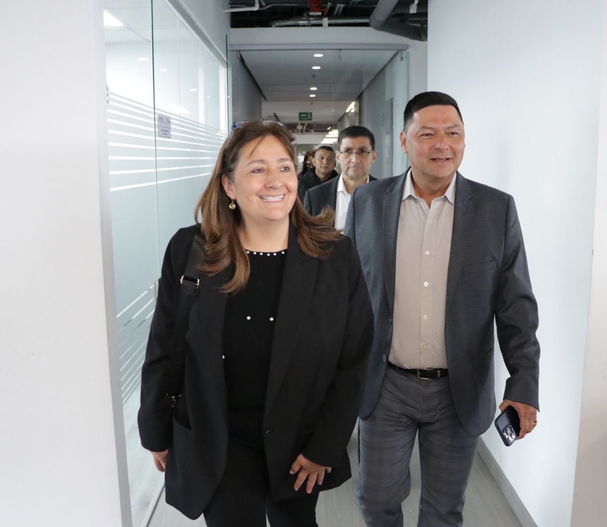 USPEC_Colombia's tweet image. El director gnral. @ludwing_joel y funcionarios de la entidad recibieron la visita de la ministra Ángela M. Buitrago y del secretario gnral. del @MinjusticiaCo Chaid Franco, para buscar alternativas que permitan gestionar más recursos en pro del sistema penitenciario del país 🇨🇴