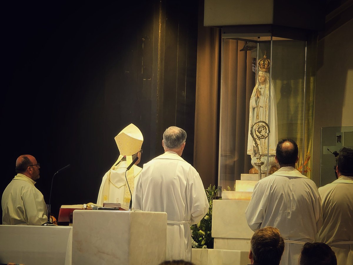 En la Capelinha de Nuestra Señora de #fatima (Portugal), dentro del XIX  Encuentro de Familias y sacerdotes. Acto de Consagración al Inmaculado Corazón de María de los Sacerdotes y de todo el pueblo de Dios, de la Archidiócesis de Toledo.