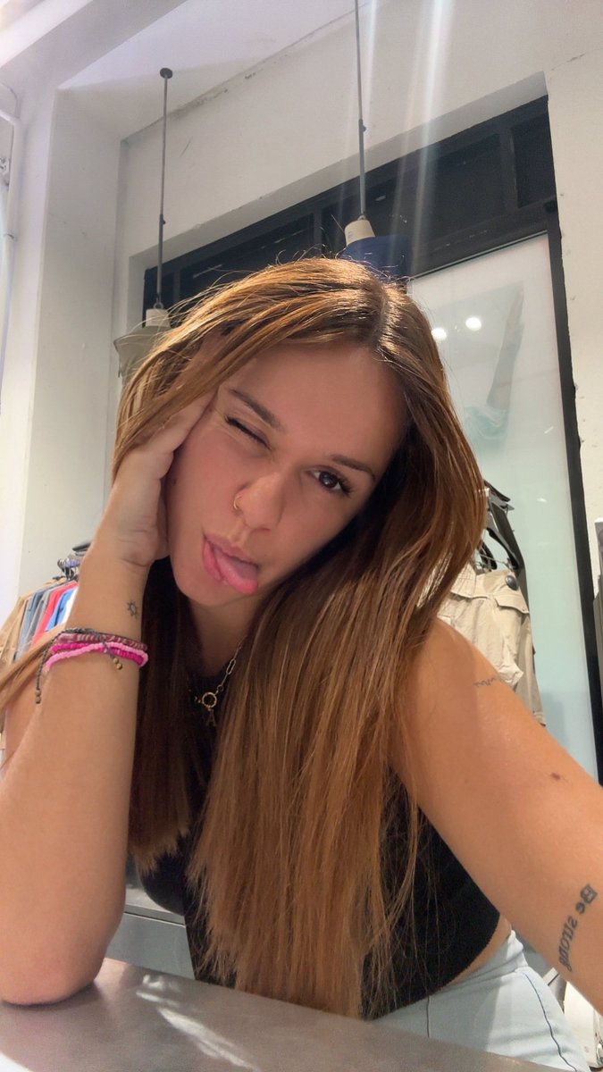 elza_fbr's tweet photo. Donnez moi un vrai taff pitié je m’ennuie 😩 https://t.co/4oWbjGOXXF