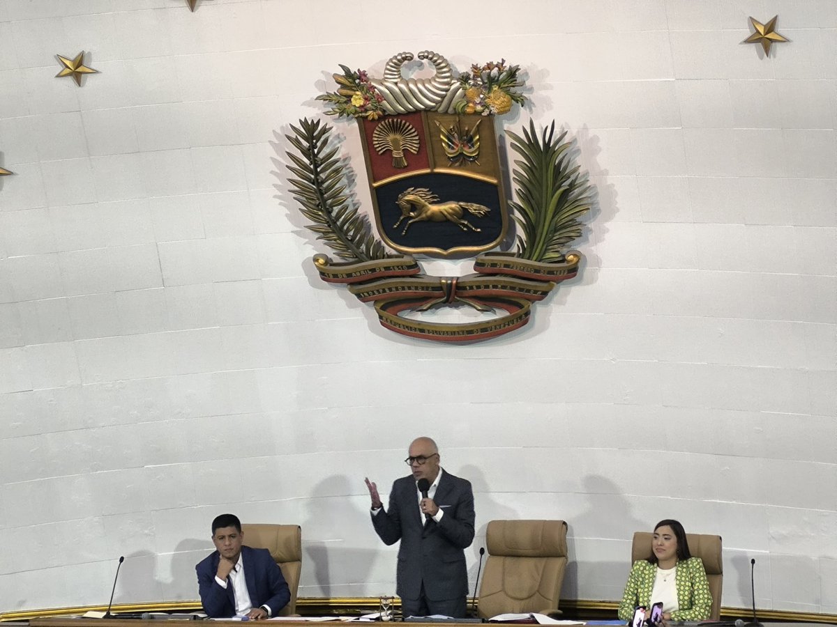 Asamblea_Ven's tweet photo. Presidente de la AN, Jorge Rodríguez presenta el Proyecto de Acuerdo en Respaldo a la sentencia definitivamente firme dictada por la Sala Electoral del TSJ que ratifica los resultados del 28J anunciados por el CNE que proclamó como ganador al candidato, Nicolás Maduro Moros. https://t.co/Zex53LVZ7Y