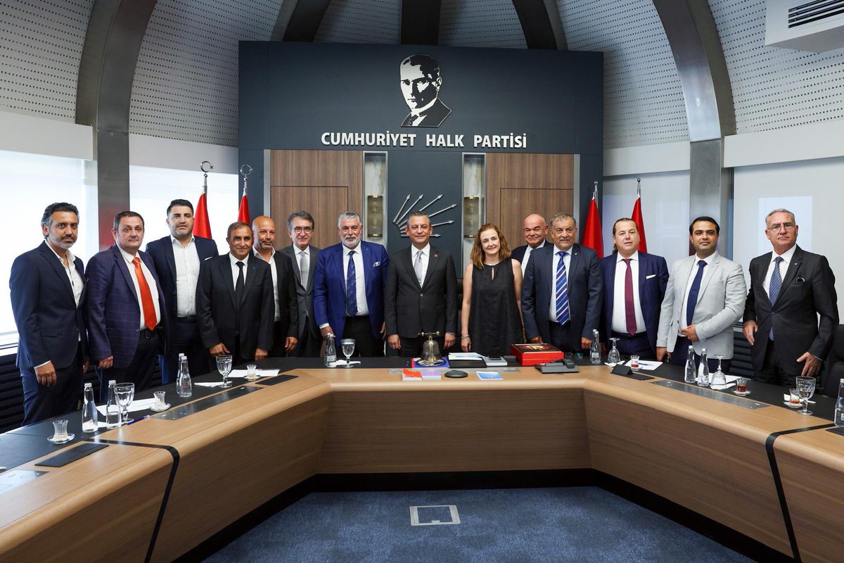 CHP Genel Başkanı Özgür Özel ve Yardımcısı Yalçın Karatepe’yi ziyaret ettik. Unicera Fuarımıza davet ettik. Ülke ekonomisi ve Sektörü değerlendirdik. Geçmiş olsun diledik. <a href="/timder1988/">TİMDER</a> <a href="/herkesicinCHP/">CHP 🇹🇷</a> <a href="/Unicera2016/">Unicera</a>