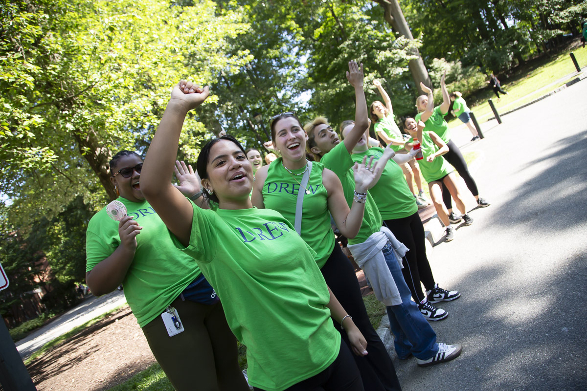 DrewUniversity's tweet photo. Move-In Day—fresh faces and helping hands 💪💪💪💙💚💪💪💪 https://t.co/2iIAkCjPpU