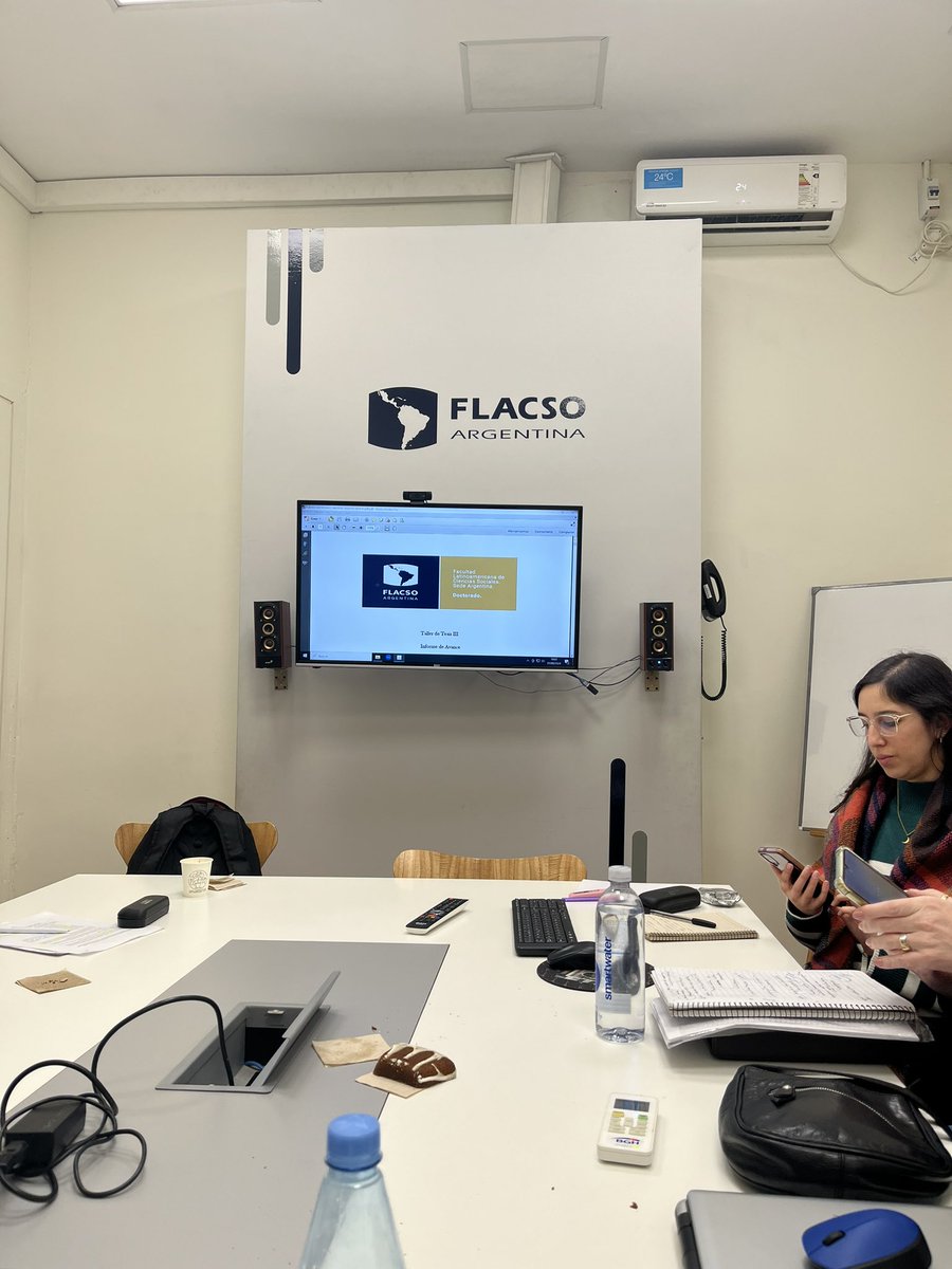 Para debatir con argumentos sobre la política educativa es necesario involucrarse con el conocimiento científico y no quedarse para siempre en el cotidiano. Si bien surge del diario vivir no nos podemos quedar en ese lugar del discurso sino leer con la mirada de la investigación.