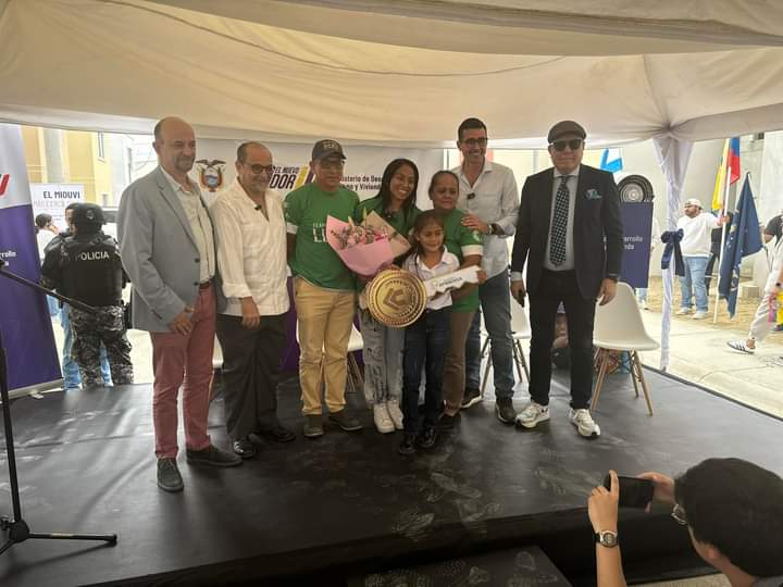 EcOffside's tweet photo. #EcuadorOlimpico 
La dos veces diploma olímpico Luisa Valverde recibió las llaves de lo que será su nuevo hogar al momento emotivo para la deportista estuvieron presentes el presidente de FEDERIOS Ing. Angel Erazo Marín y el Ministro de deportes Lcdo. Andrés Guhsmer.
#OffsideEc https://t.co/37hjI7bBfB