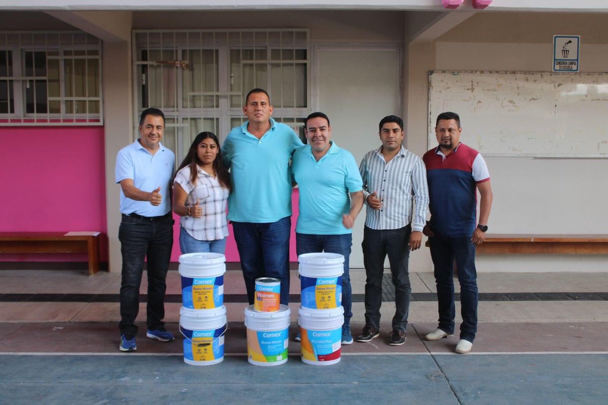 El Ayuntamiento de Chilapa de Álvarez continúa atendiendo las peticiones de planteles, educativos. Esta vez el alcalde Aldy Esteban Román, acompañado con funcionarios municipales, entregó 5 cubetas y un galón de pintura al director de la escuela secundaria Benito Juárez.