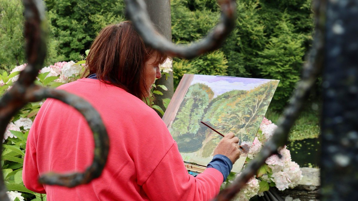 TheTwinTrees's tweet photo. Day 1 of our En Plein Air at Heywood Gardens is complete! 🎨 The rain held off, and our artists captured the garden's beauty. Tomorrow, we paint at Masslough Lake, with a special invite to Julie Ann Kelly's stunning garden. Can’t wait!

#TwinTreesFestival #EnpleinAir #art https://t.co/1XKSdxMZdy
