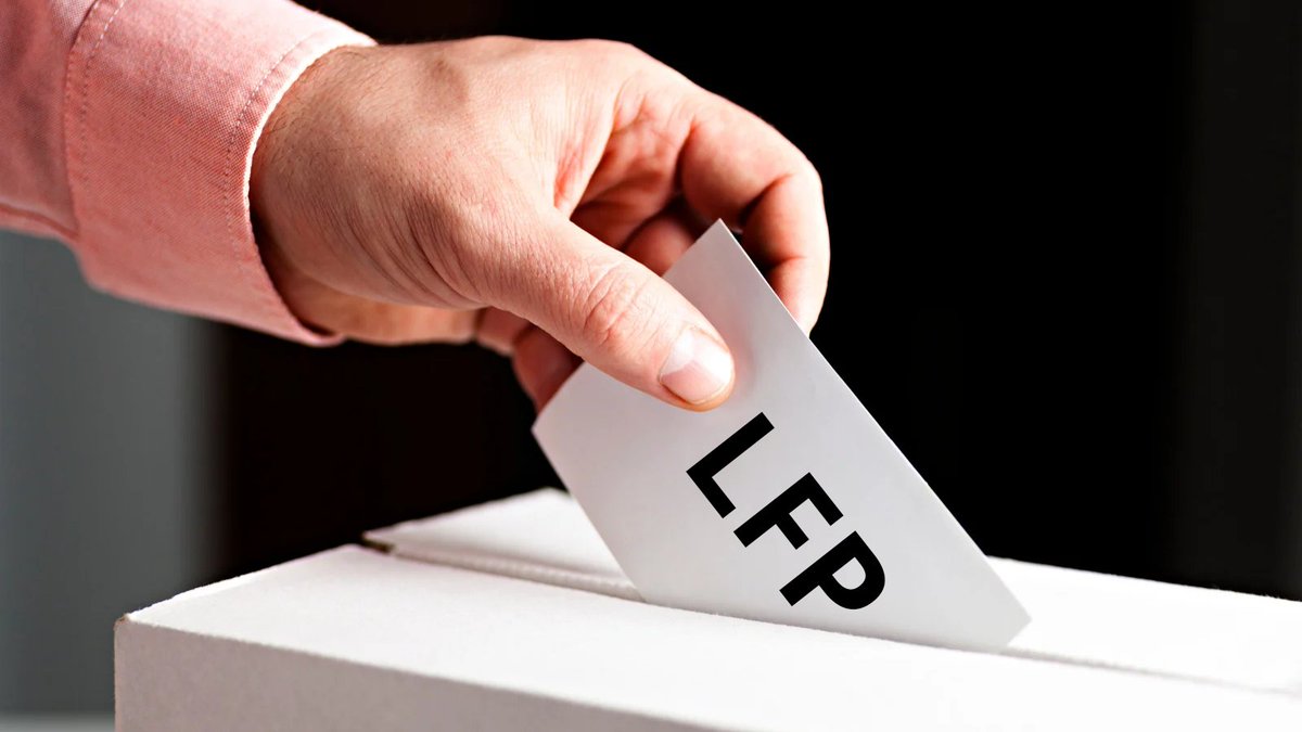 EspoirsduFoot's tweet photo. 🗳️ Le 10 septembre prochain, se tiendra en théorie l'élection pour désigner le futur président de la LFP. 

7 candidats sont en lice, et il me semble intéressant de leur poser 5 questions qui concernent le "football des jeunes". 
Comme certains sont sur X, qu'ils n'hésitent pas à répondre ☺️

1. Quelle position sur la professionnalisation de la Nationale 1 en Ligue 3 ?
Comment rendre ce championnat réellement viable financièrement ?

2. Quelle position vis à vis des réserves de clubs professionnels ? 
Une incorporation en N2 ou N3 par exemple ? Voire en N1/L3 ?
Ou plutôt la création d'un championnat des réserves pros ?

3. Quelle position sur les contrats aspirants et stagiaires, et surtout les premiers contrats professionnels ? 
Durée de 3 ans comme actuellement ou passage à une durée de 5 ans comme dans d'autres pays ?

4. En lien avec la FFF, comment mieux réglementer la représentation et la détection des jeunes footballeurs et éviter la "jungle" actuelle ?
Un statut officiel de recruteur avec une réelle formation ?
Une réforme de la licence d'agent ou mise en place d'un statut officiel de conseiller sportif de jeunes ?

5. Comment permettre aux équipes de jeunes de clubs professionnels de ne pas être pénalisées en playoffs U17/U19 en perdant des joueurs lors des Coupes du Monde ou des Euros ?

Pour rappel, voici l'identité des 7 candidats. 

▪ Vincent Labrune (actuel président de la LFP) 
▪ Cyril Linette (ex Canal, l'Equipe et PMU) - @CyrilLinette
▪ Gervais Martel (ex président du RC Lens)
▪ Christophe Bouchet (ex président de l'OM) - @ch_bouchet
▪ Stéphane Martin (ex président des Girondins) 
▪ Karl Olive (député Renaissance des Yvelines) - @KARLOLIVE
▪ Alain Guerrini (président de Panini)