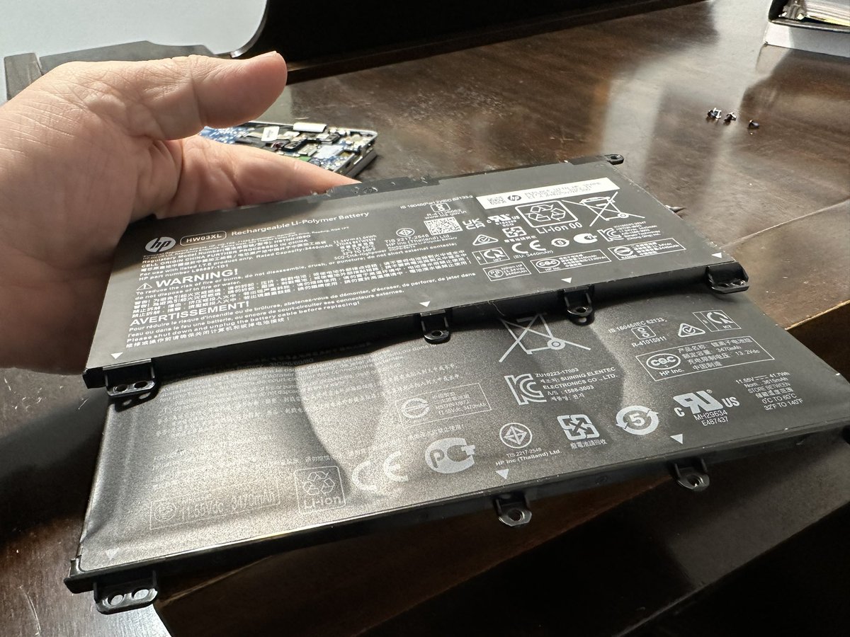 Quick reminder to all my friends who have #laptops : if you have some bowing in your case, get the battery replaced. Above is one I replaced today - top is the new one and the lower one is the one that needed replacing. Not replacing it can damage the laptop, or start a fire.