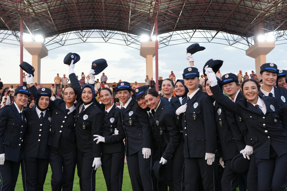 EmniyetGM's tweet image. Çocuklarınızla Ne Kadar Gurur Duysanız Az❗

👮🏼‍♀👮🏼‍♂️

#POMEM
#PolisAkademisi