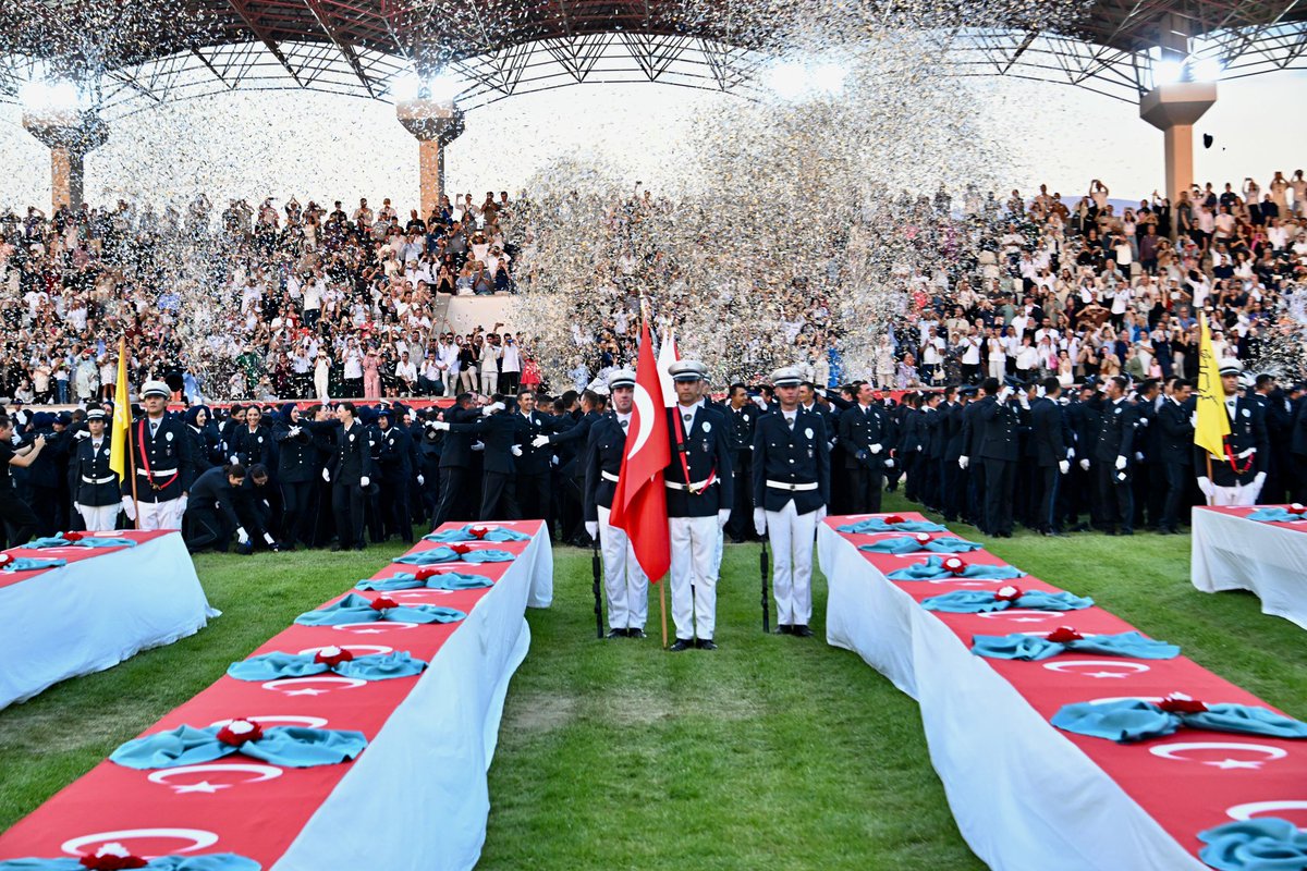 EmniyetGM's tweet image. Çocuklarınızla Ne Kadar Gurur Duysanız Az❗

👮🏼‍♀👮🏼‍♂️

#POMEM
#PolisAkademisi