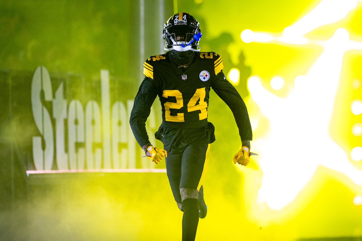 HolsingerRiley's tweet photo. Joey Porter Jr. was born to be a Pittsburgh Steeler.

He’s grown up with “uncles”  like Ike Taylor and Troy Polamalu giving him tips to help him become the next dominant CB.

Hear from Ike, JPJ and Joey Sr tonight at 5 on how his upbringing has forged him as a player!

@WTAJnews https://t.co/5MD2Ao7Vnq