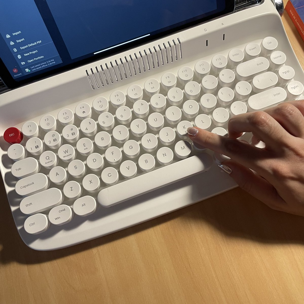 luisacati's tweet image. comprei um teclado bluetooth que imita máquina de escrever e tô me sentindo muito princesa escrevendo nele o barulhinho é uma delícia