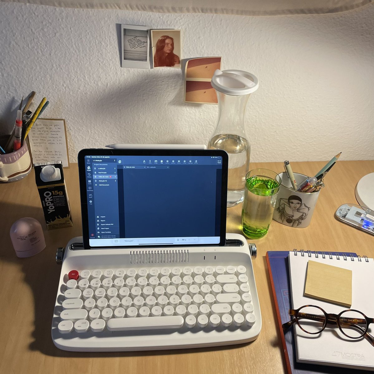 luisacati's tweet image. comprei um teclado bluetooth que imita máquina de escrever e tô me sentindo muito princesa escrevendo nele o barulhinho é uma delícia