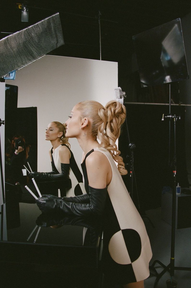 arianagrandebr's tweet photo. ariana grande 🖤 https://t.co/73tLoh3XvS