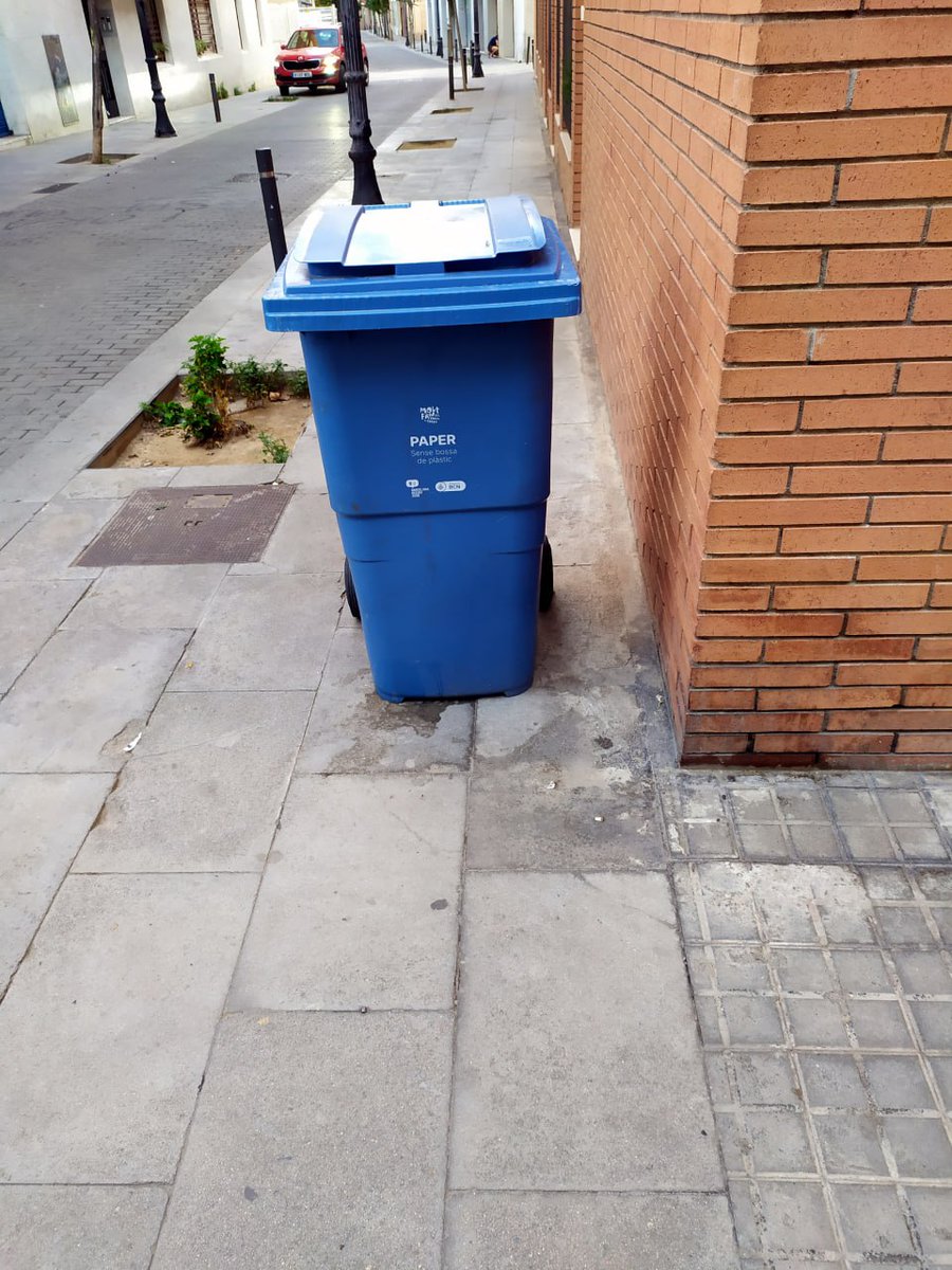 Lallum35's tweet photo. I si volen transitar per la gincana en que s'han convertit els carrers de la zona Porta a Porta de Sant Andreu, també és una odissea però això no li interessa a ningú, que són problemes del mandat anterior i Déu nos guard de resoldre'ls, que encara ens esquitxaran. #vahomeva https://t.co/k8nyXrY9vz