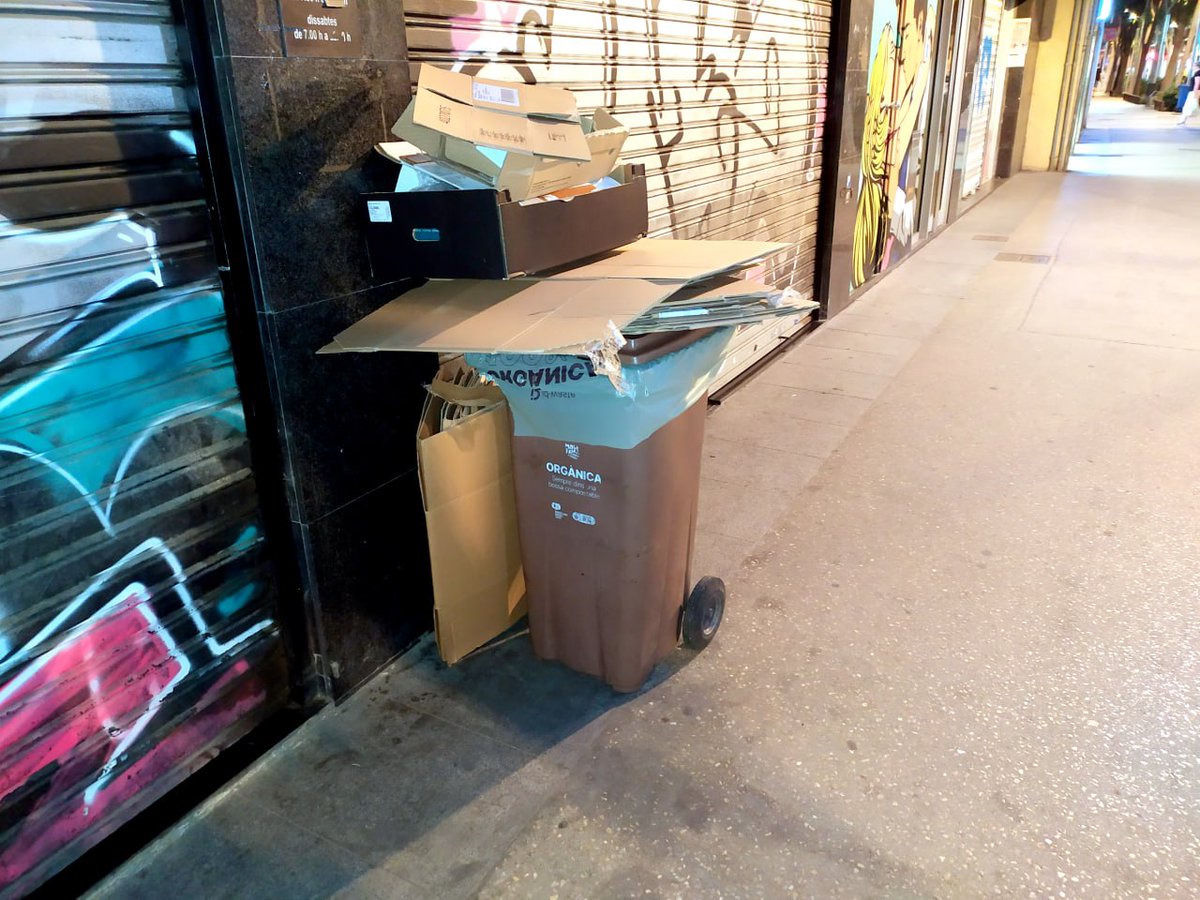 I si volen transitar per la gincana en que s'han convertit els carrers de la zona Porta a Porta de Sant Andreu, també és una odissea però això no li interessa a ningú, que són problemes del mandat anterior i Déu nos guard de resoldre'ls, que encara ens esquitxaran. #vahomeva