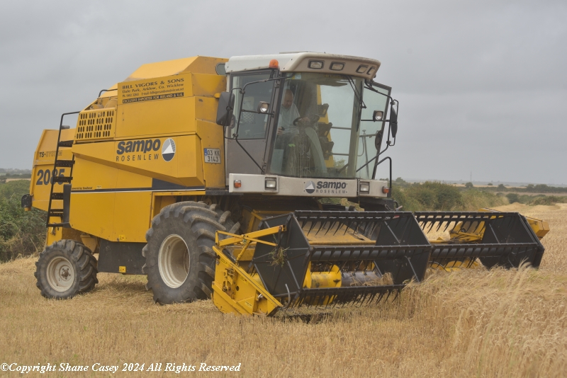 sgcaseyck25's tweet photo. #Harvest2024 The splash & dash theme to this years Harvest continues but every bushel in the tank is better than it still standing in the field. #EastCork once again you never disappoint #machineryaddict, even managed to snap a Samco 2085. Some nice going being put to the knife. https://t.co/2HM4NA6JKt