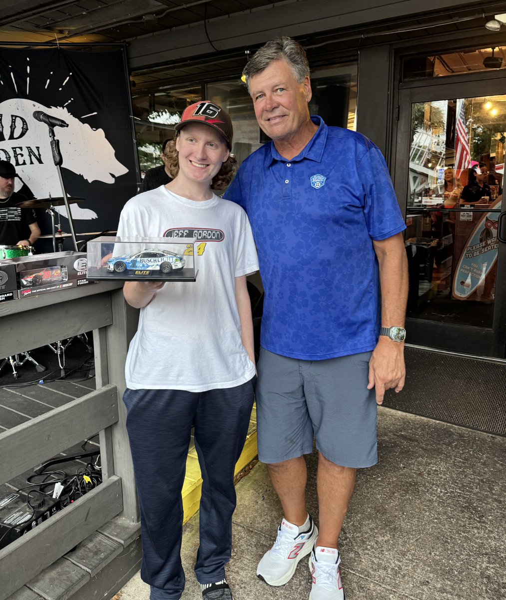 Our first winner of the night! ☝️