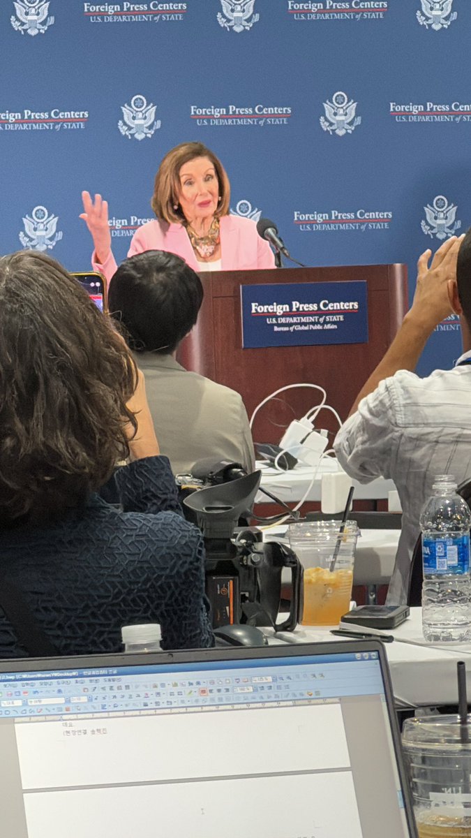 Beslutet att hoppa av var Bidens-ingen annan tog det beslutet, säger Nancy Pelosi som uppges vara en av de som fick Biden att ta beslutet.