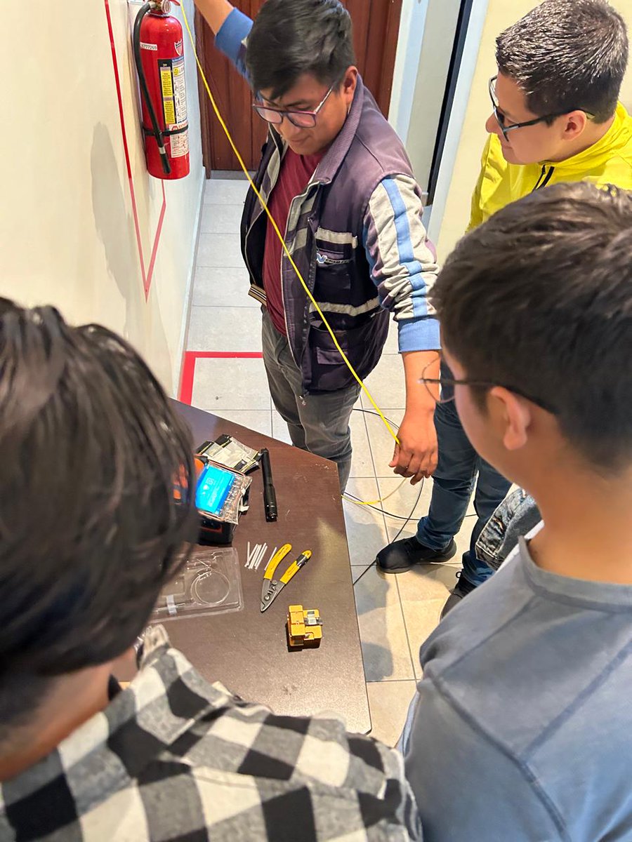 ISTAustro's tweet image. #InformaTEC | ✅Estudiantes de la Carrera de Electricidad💡 participaron en un taller especializado en fibra óptica, organizado en colaboración con la empresa proveedora de internet Negsotel. 

Mayor información en nuestra página web👇🏼
bit.ly/3SZxOyL