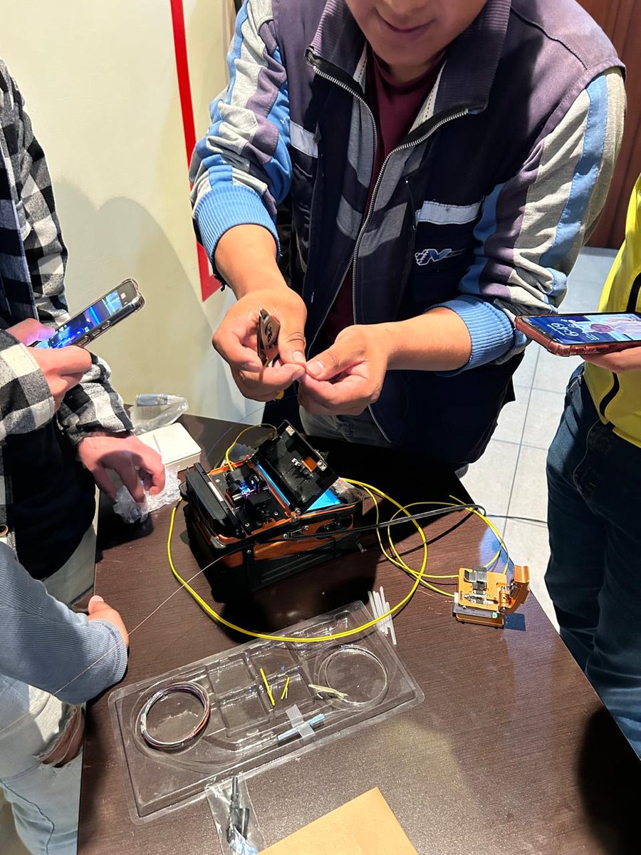ISTAustro's tweet image. #InformaTEC | ✅Estudiantes de la Carrera de Electricidad💡 participaron en un taller especializado en fibra óptica, organizado en colaboración con la empresa proveedora de internet Negsotel. 

Mayor información en nuestra página web👇🏼
bit.ly/3SZxOyL