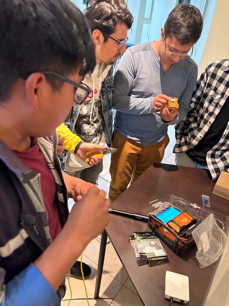 ISTAustro's tweet image. #InformaTEC | ✅Estudiantes de la Carrera de Electricidad💡 participaron en un taller especializado en fibra óptica, organizado en colaboración con la empresa proveedora de internet Negsotel. 

Mayor información en nuestra página web👇🏼
bit.ly/3SZxOyL