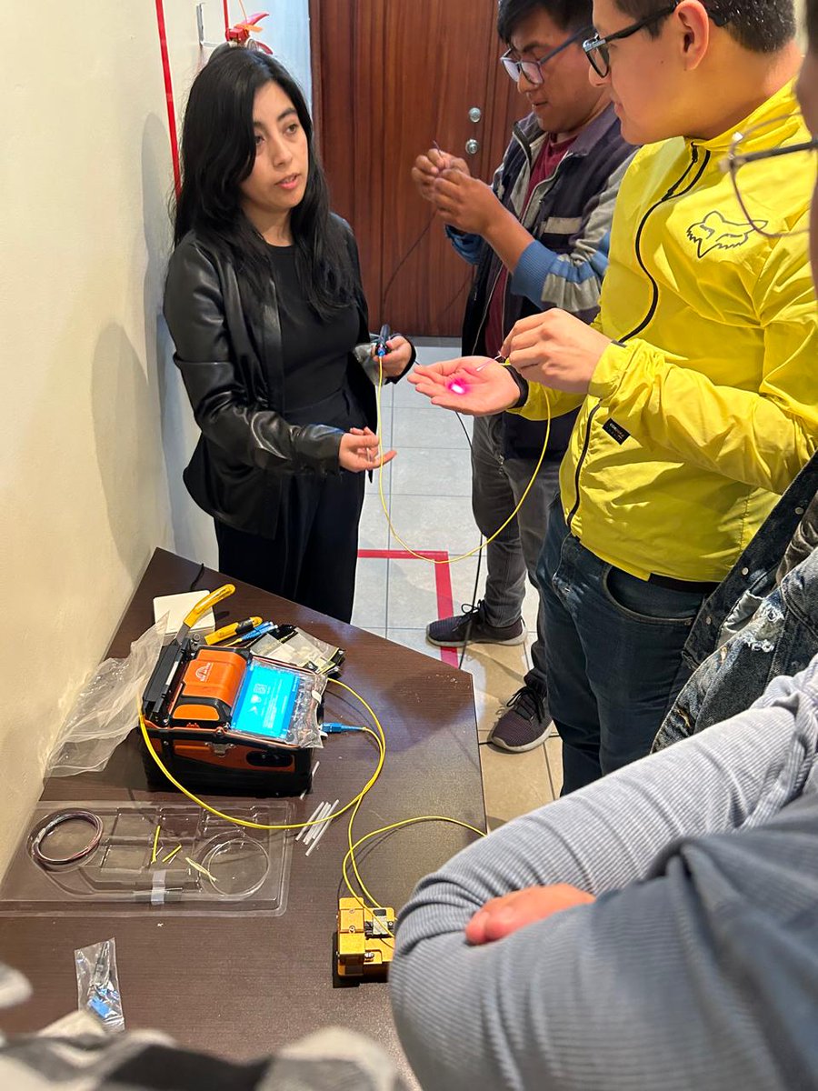 ISTAustro's tweet image. #InformaTEC | ✅Estudiantes de la Carrera de Electricidad💡 participaron en un taller especializado en fibra óptica, organizado en colaboración con la empresa proveedora de internet Negsotel. 

Mayor información en nuestra página web👇🏼
bit.ly/3SZxOyL