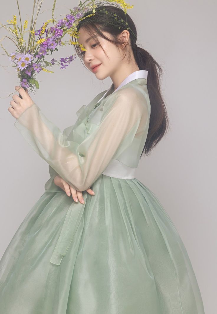 次に韓国に行く時は女の子何人かで行って、みんなで色違いの韓服着てポーズ決めて写真撮りたい。って言うのも私は学生〜会社員までずっと生きづらさを感じて人付き合いを最低限にしてしまってたんだよね。今は一緒に頑張れる横の繋がりがあって同じ方向向いて努力してるからむしろ一緒にいたい。
