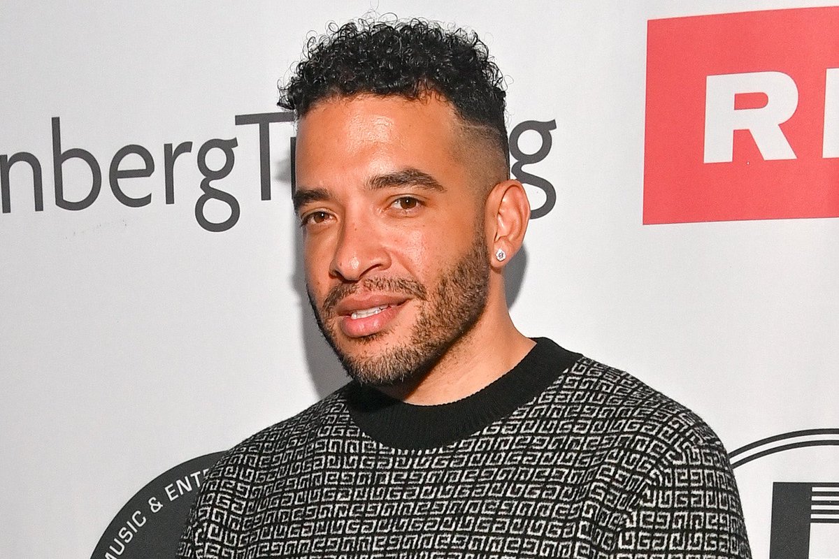 BlockTopickz's tweet photo. Jason Lee says meeting Lauryn Hill was the worst celebrity experience he’s ever had:

“I go up to her and say ‘Hi Lauryn I’m Jas-’ and she cut me off, jumped back, snatched her hand and said ‘You will never refer to me as Lauryn, you will call me Ms.Hill and I don’t shake hands’ and walked away… that was our interaction” 
🔗: https://t.co/Mi93jUp5j1