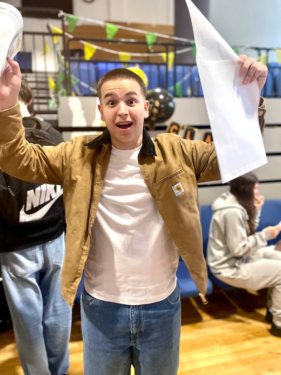 My face hurts from smiling so much! What a wonderful day at Oasis South Bank. A very special bunch of students with a very special set of results! Well done Year 11- we are incredibly proud of you 💙