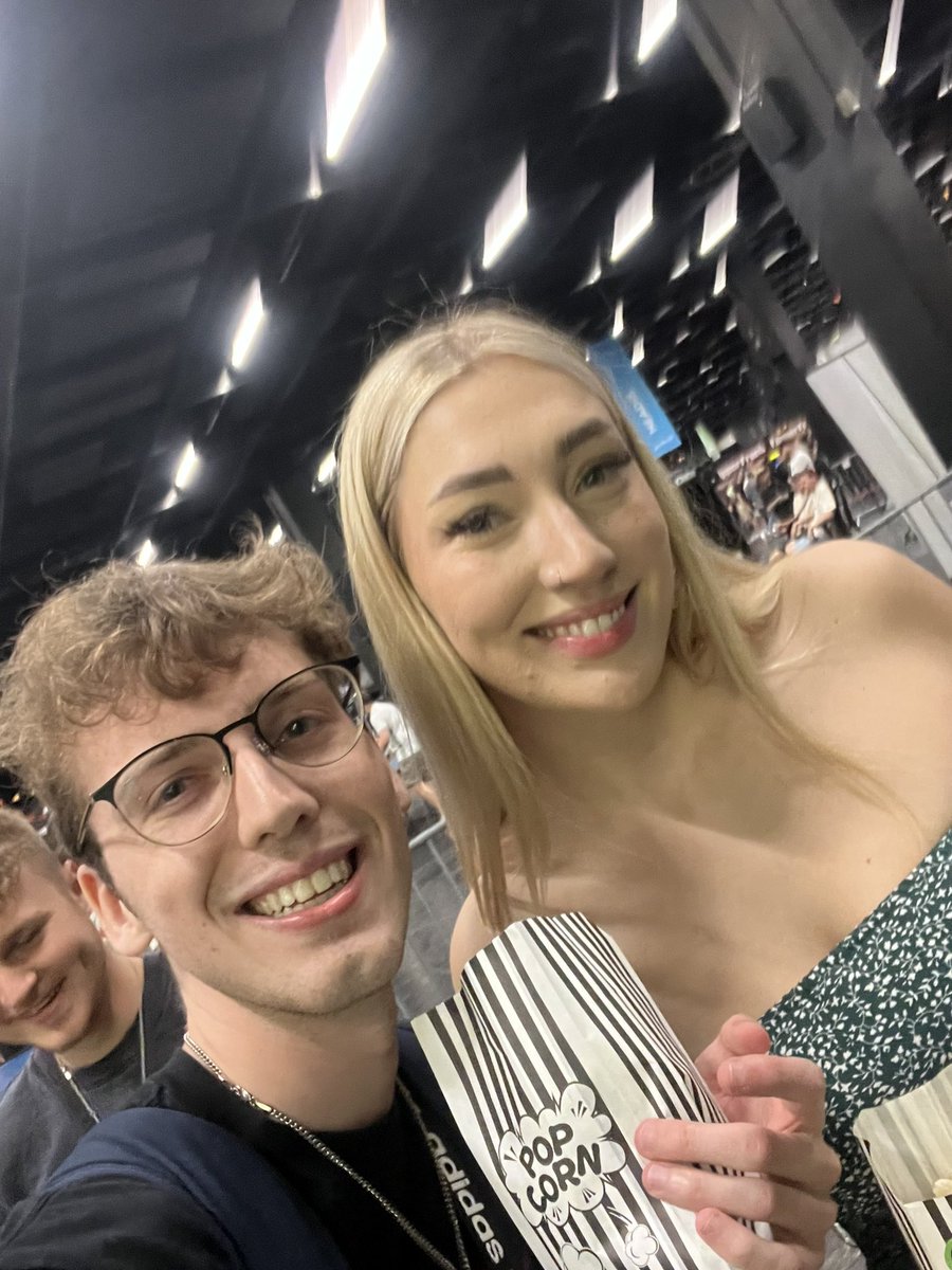 ukrea van de buur tweet media