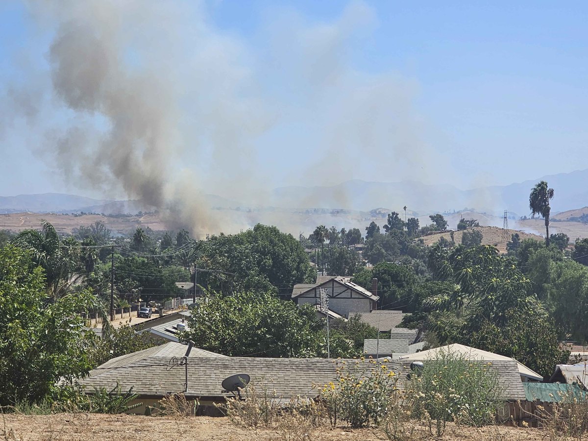 CaliFireTracker's tweet photo. Photo sent in by a Discord member of the #BeachFire that is Currently 5 acres in heavy fuels, with potential for 50 acres. https://t.co/wnxAR0gL95