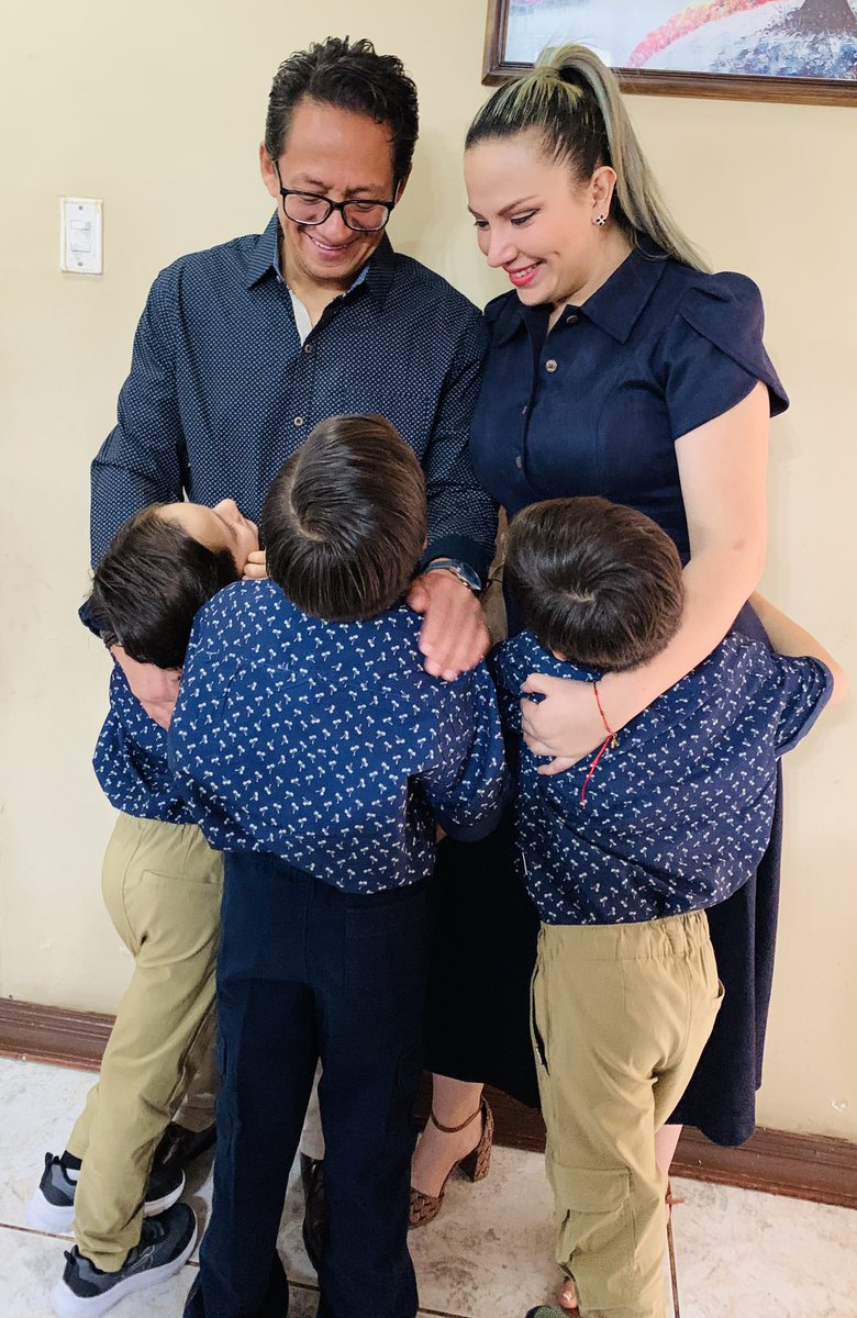 PrisSchettini's tweet image. Nuestra felicidad en una foto

🎉Hoy,celebramos tu cumpleaños #FreddyCarrión junto a nuestros 3 hijos

Una vida q estuvo por 3 años en pausa, separados y soportando una persecución ruin q hasta hoy continua desde @FiscaliaEcuador y @TCE_Ecuador 

El tiempo nos ha dado la razón💪