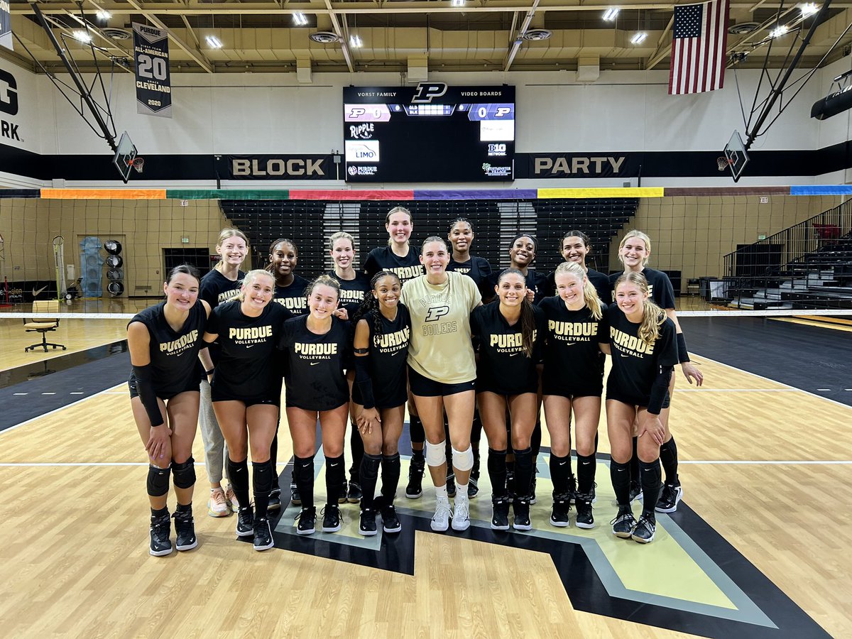 PurdueVB's tweet photo. Had an extra practice player today. π
Loved having #ProBoiler @BlakeElizabeth1 back in Holloway! https://t.co/VDU2Ge8Lrw