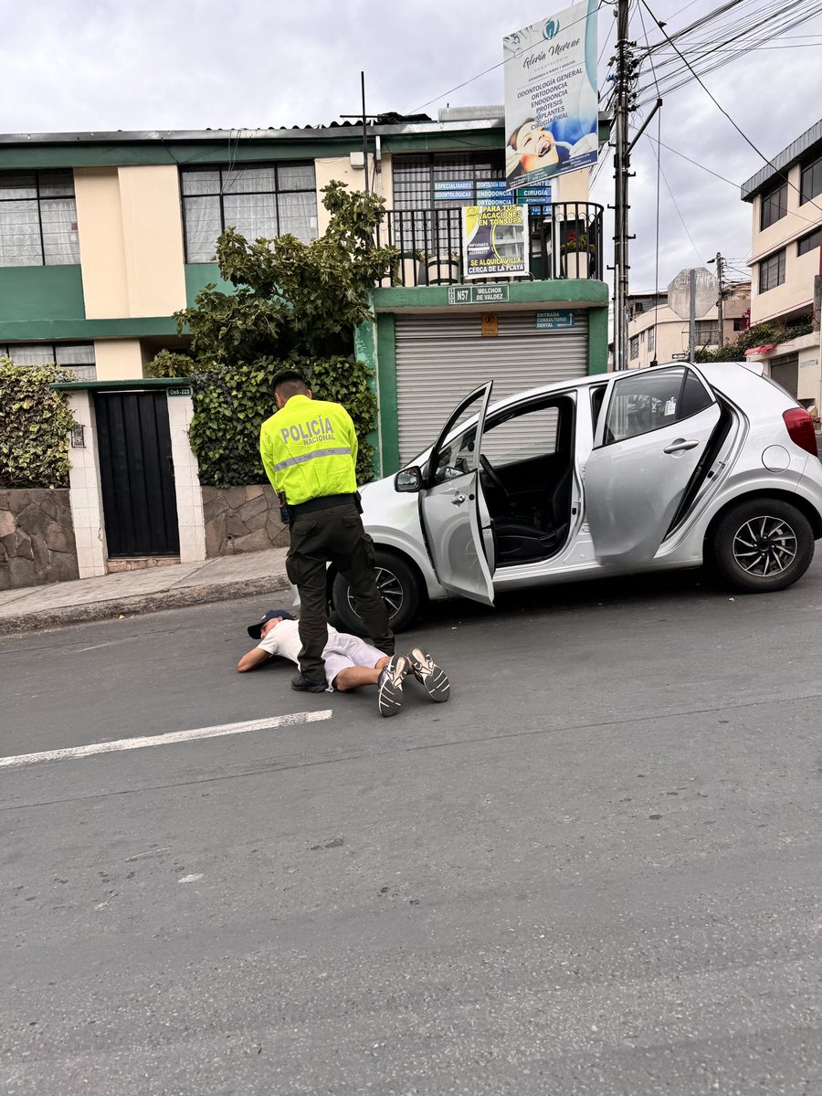 satelital95's tweet photo. Policía detiene a delincuentes que trataron de huir  en un auto sin placas presuntamente robado en la ciudad de quito sector de san Carlos  #delicuenciaecuador https://t.co/YtvmjrWzbO