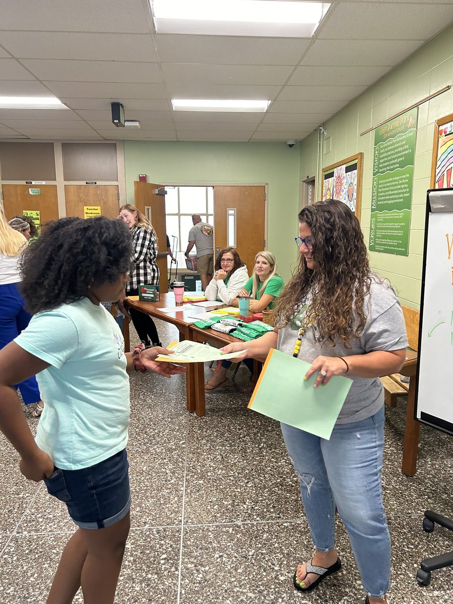 gbparkaacps's tweet photo. It’s the most wonderful time of the year!  Back to School Night in full swing! @AACountySchools @SFPartnersAACPS #belonggrowsucceed https://t.co/U6oLoE6Avt