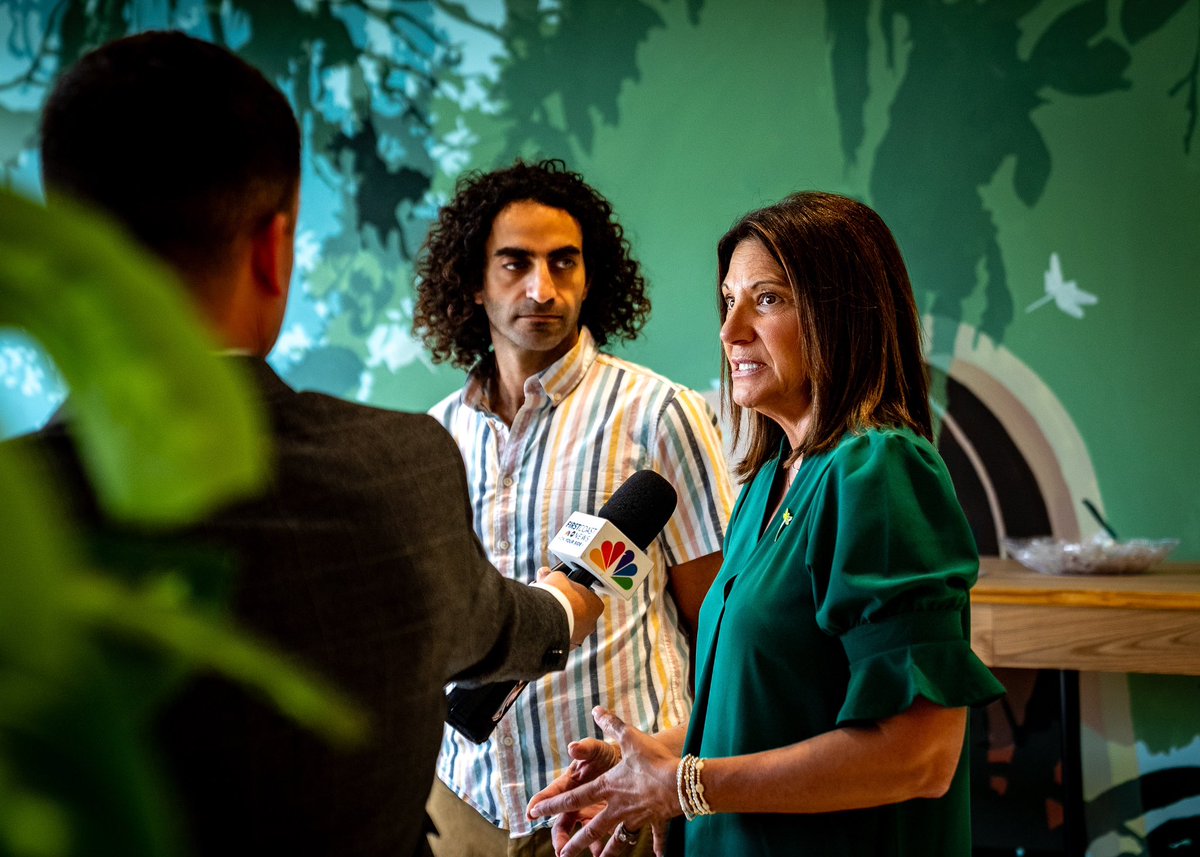 JacksonvilleU's tweet photo. We partnered with @Hearts4Minds &amp; renowned local artist, David Nackashi to unveil “murals with meaning” in @jubrchs. We’re proud to be the first-ever university to partner with Hearts 4 Minds to support mental health awareness &amp; overall well-being. More: https://t.co/05OZLSBUtJ https://t.co/WiapNQSZV3