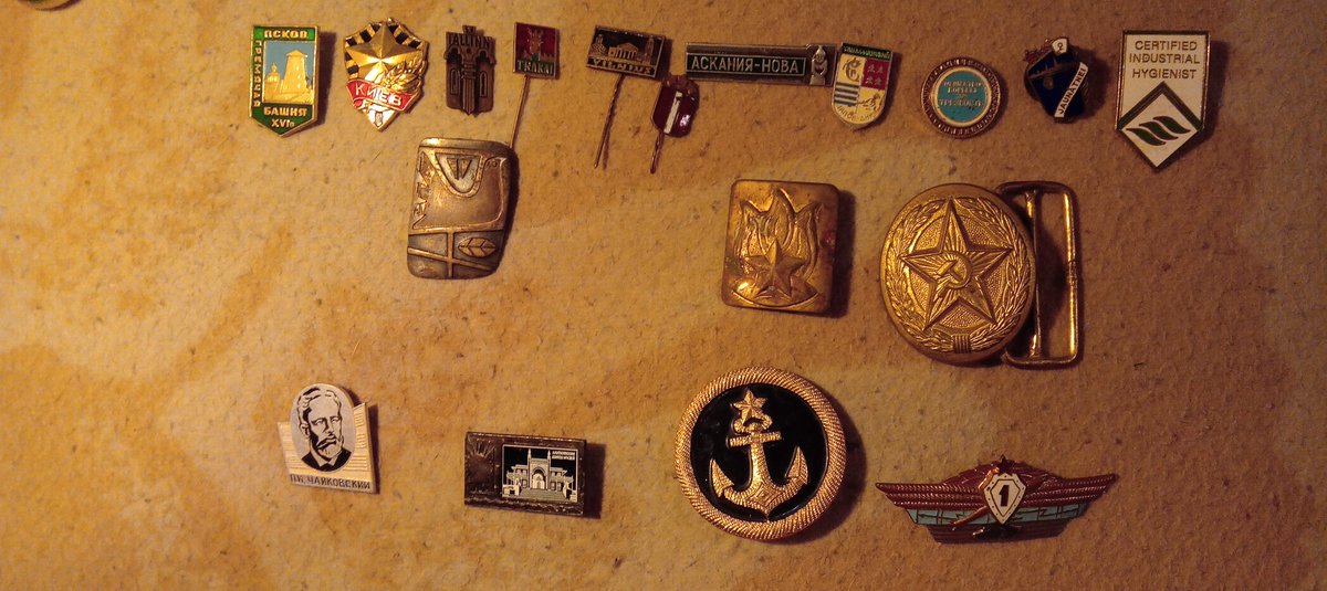 oktivle's tweet photo. Мой дедушка оставил мне коллекцию значков(ну и бряху от ремня), когда узнал, что мне интересно всё советское. Здесь есть и значки за участие на мероприятиях, и за окончания учебных учреждений, и ветеранам ВОВ в годовщину победы и т.д. 
Там также есть значки городов, музеев и т.п. https://t.co/JeVYLb8xru