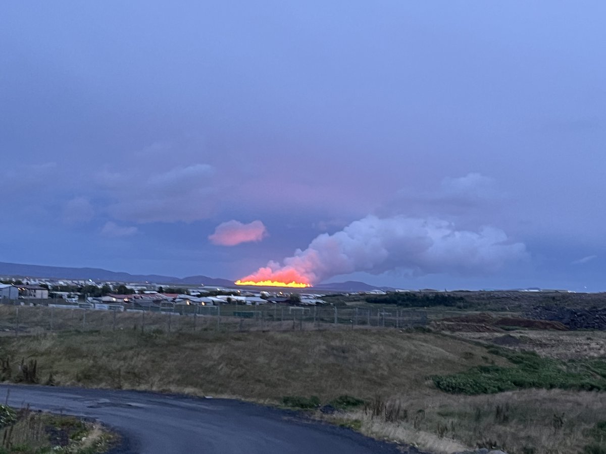 Eldgos er hafið á Reykjanesskaga. Neyðarstigi var lýst yfir skömmu eftir klukkan 21. Í aðdraganda eldgossins jókst skjálftavirkni og þrýstingsbreyting varð í borholum HS Orku. Unnið var við varnargarðagerð en svæðið hefur verið rýmt.