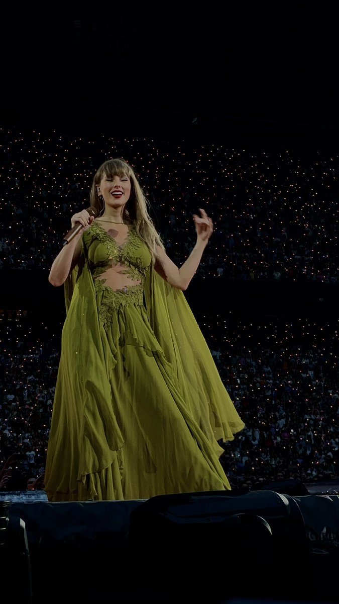 delphine tweet media