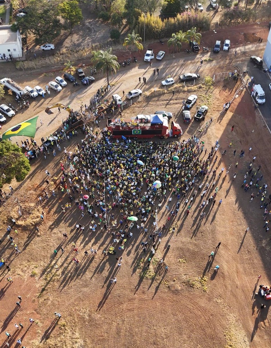 Não, isso aí não é a foto de uma pastelaria no momento do almoço. Isso aí é Jair Bolsonaro em Franca (SP). Um pastel sabor flop.