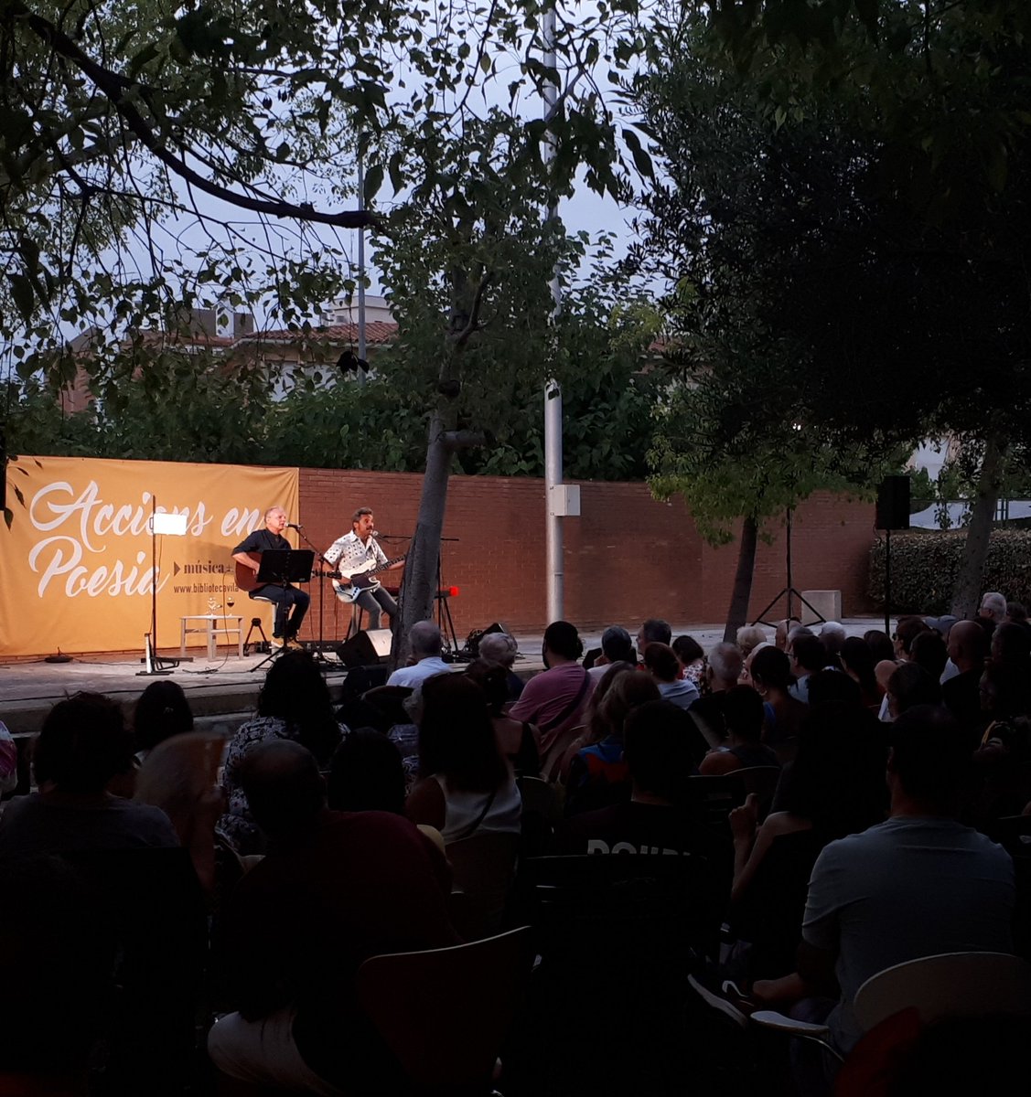 Gràcies <a href="/lluisgavalda/">Lluís Gavaldà</a> per aquest tros de cel. Deliciosa nit d'Accions en Poesia a la <a href="/BiblioVilaseca/">Biblioteca Pública de Vila-seca</a>. Llagrimetes i rialles. Un regal. L'any que ve ja cantarem les 40!