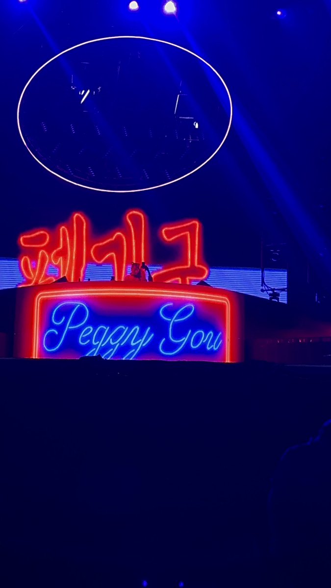 Hozierr231's tweet photo. Представляете я попала на выступление Peggy Gou в Лондоне, она играла часа два, это было типа очень сильно круто. А по приезду в Бишкек сразу заболела и лежу с аллергией и джетлэгом 😹🫠 https://t.co/tfd6N5d933