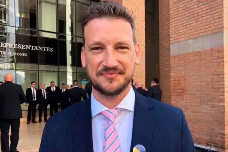 porqueTTarg's tweet photo. “Pedofilia”

Porque tras el pedido de detención, el diputado misionero Germán Kiczka se fugó del país: según la Justicia, se habría escapado con su hermano Sebastián, que también estaba acusado de integrar una red internacional de pedofilia. https://t.co/rvhoMGmDKi
