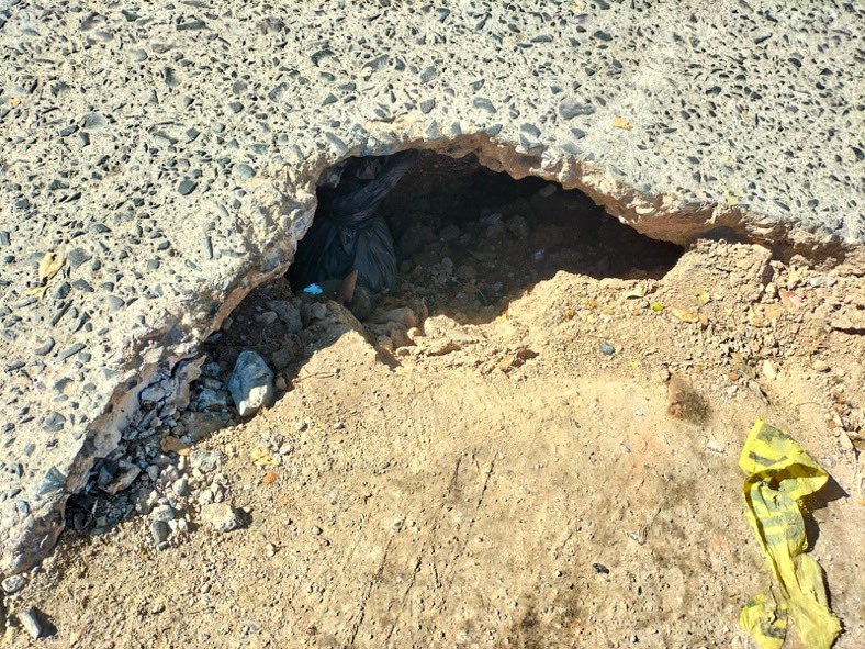 MARTHASILVA86's tweet photo. El 2 de Enero hicieron revisión de una fuga de agua y no dejaron bien, Hidalgo 2443, esquina Nelson es donde se unen Golfo de Cortes, Nelson e Hidalgo.  reporte SIAPA #11416343 solicitamos de su apoyo @vallartanortesl ya que  @siapagdl  no nos ha solucionado. https://t.co/C4dnYioGQI