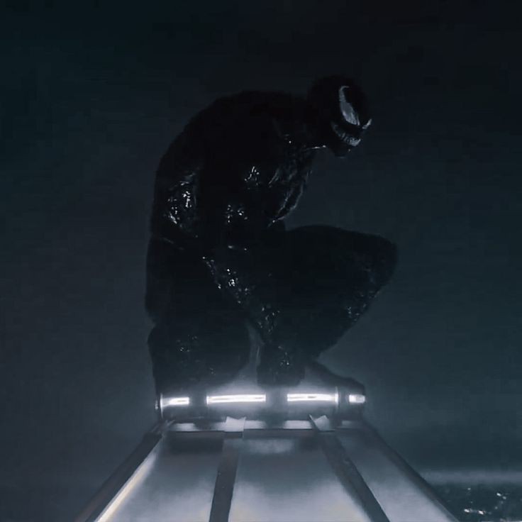 доброго времени суток, я журналист. бывший...

[о боже, что за сопли?]

заткнись.

простите, это я не вам, а одному паразиту. я Эдди Брок. будем знакомы.